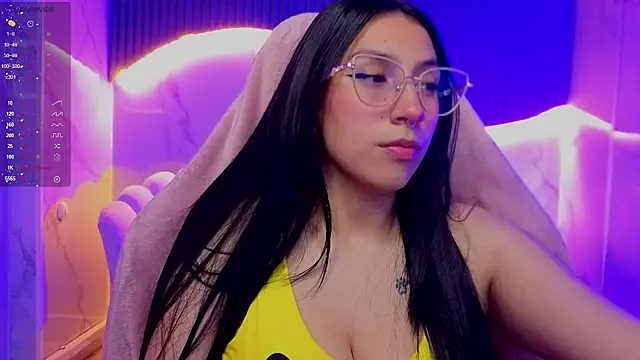 Strawberry_cute_b live cam on StripChat