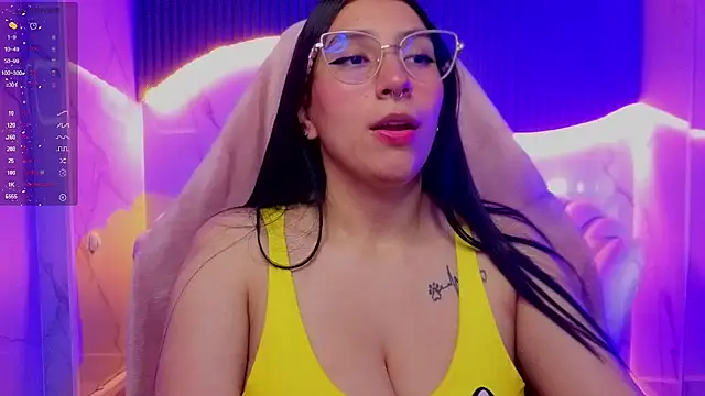 Strawberry_cute_b live cam on StripChat