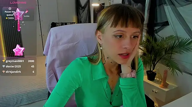 LollyLucy live cam on StripChat