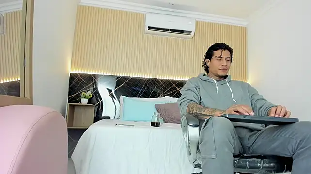 Damian_romanoff_ live cam on StripChat