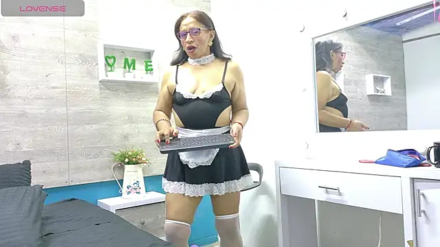 SoffieMature live cam on StripChat
