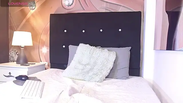 Rubi_Rose18 live cam on StripChat