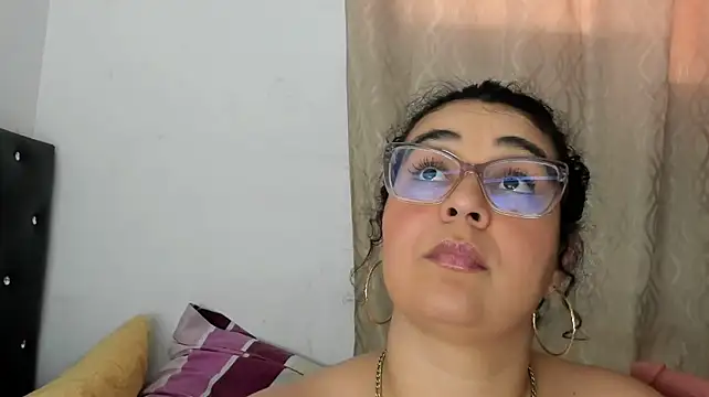 Reginavegaa live cam on StripChat