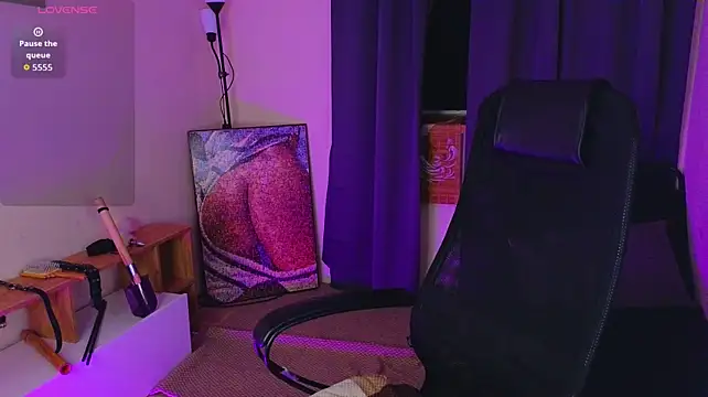 laracroftmansion live cam on StripChat