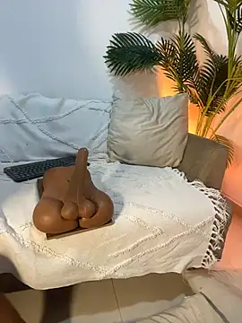 LucianaM_13 live cam on StripChat