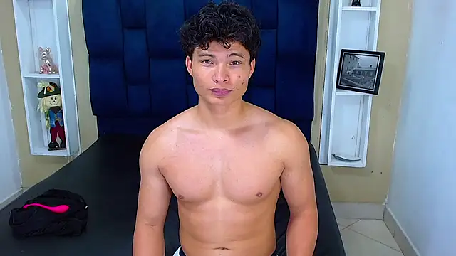 GoldenBoy_23 webcam