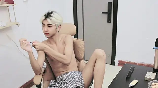 v_i_p_7 (M twink) - 第一天射精
