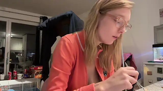 DouceMarine live cam on StripChat
