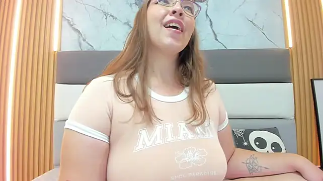 LEYNABRAUN live cam on StripChat