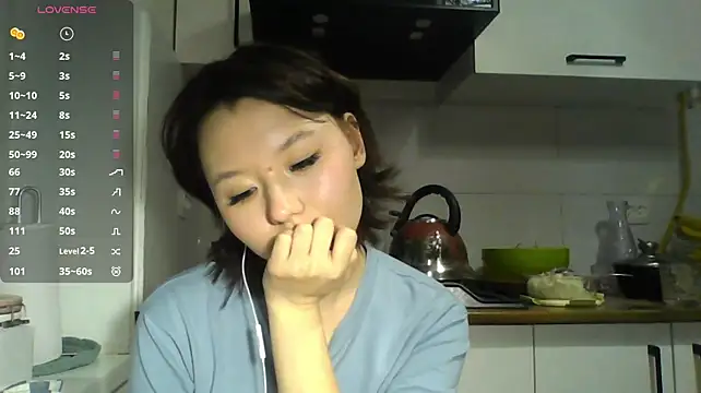 QuyenLuellen live cam on StripChat