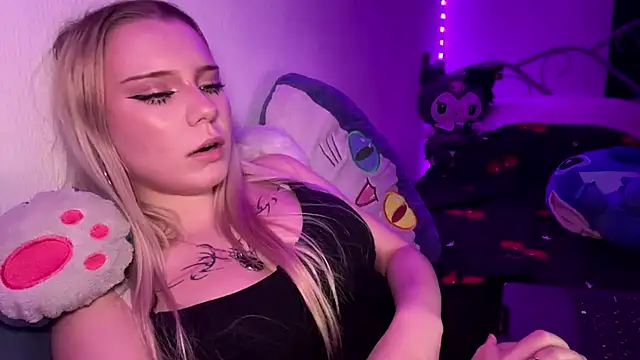 KyraBumbray live cam on StripChat