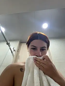 AtheneaRossi live cam on StripChat