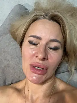 Tania201243 live cam on StripChat