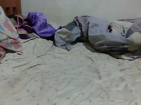 pinky-lip live cam on StripChat