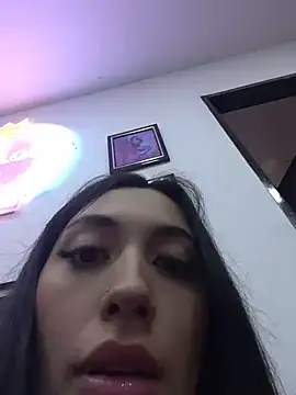 Nahial1 live cam on StripChat