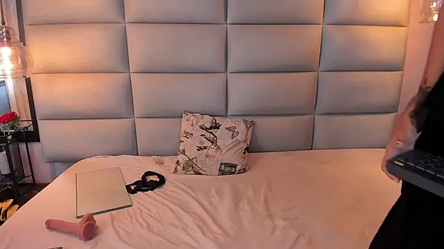 misshouse live cam on StripChat
