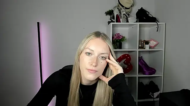 EvelynBlond live cam on StripChat