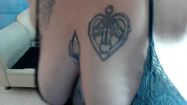 LauraRiley1 live cam on StripChat