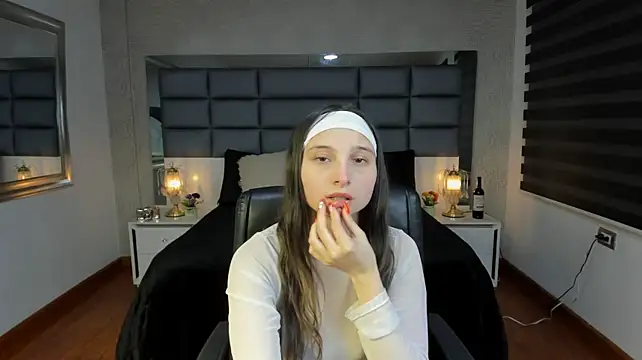 Emilia_Jonnes live cam on StripChat