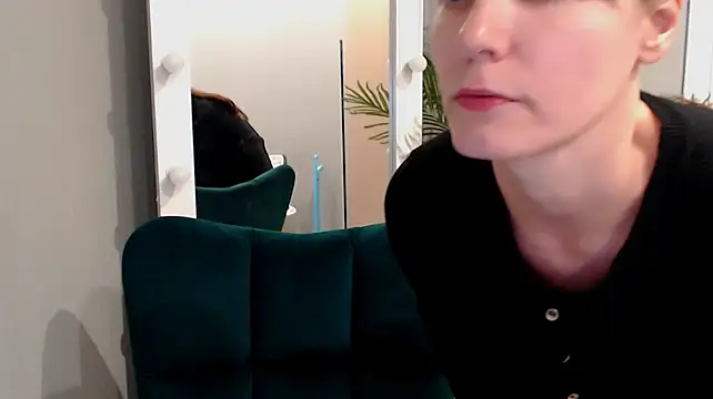 EmmmaLuxe live cam on StripChat