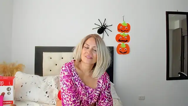 CarolinneFiotti live cam on StripChat