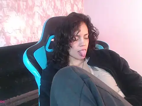 Tyna_ch live cam on StripChat