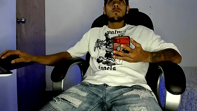mikee_scooth live cam on StripChat