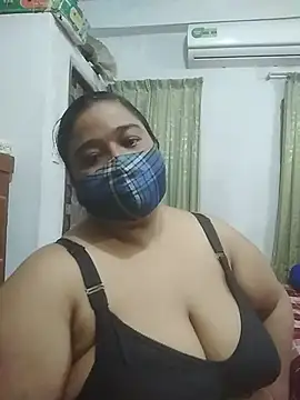 momo_loves live cam on StripChat
