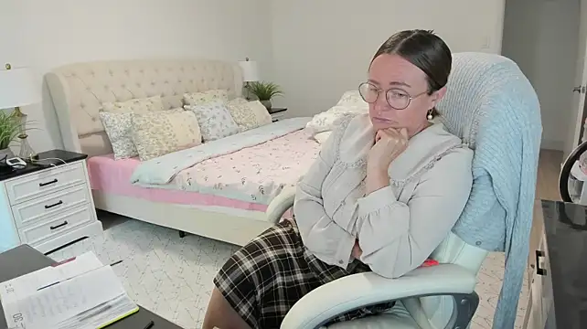 Vika73 live cam on StripChat