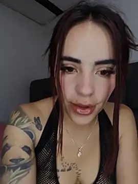 scaarletth15 live cam on StripChat