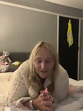 Blondnboujee53 live cam on StripChat