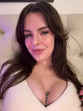 Show de webcam en vivo con RubyLunaa - Juguetes Lovense interactivos disponibles