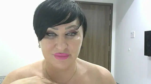 kleotempt (F mature) - Cleo for beautiful lingerie