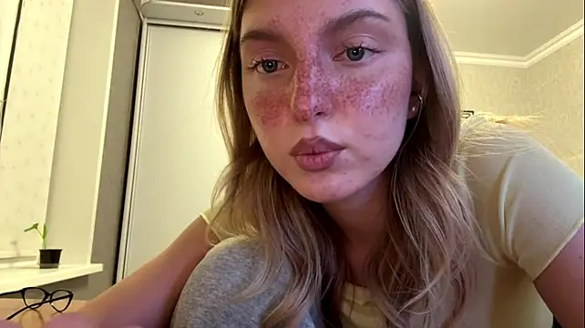 latishakrauel (F teen) - Tease with my booobs ( maybe flash )