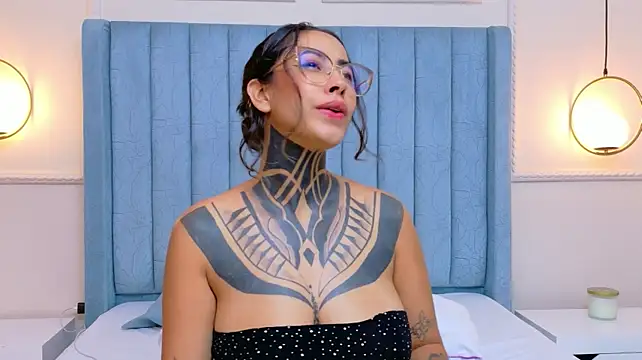 NicoleBlum live cam on StripChat