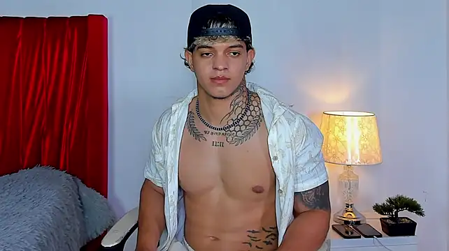 Noah__Browm live cam on StripChat