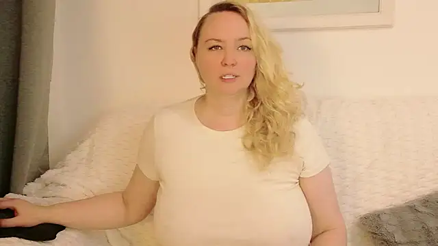 Sarah4you live cam on StripChat