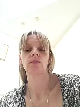 MagicDiamond47 live cam preview