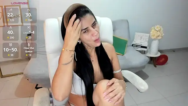 renata_t_ live cam on StripChat