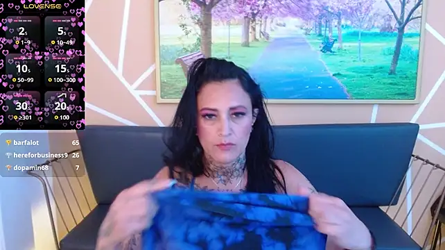 Roxanne_vale live cam on StripChat