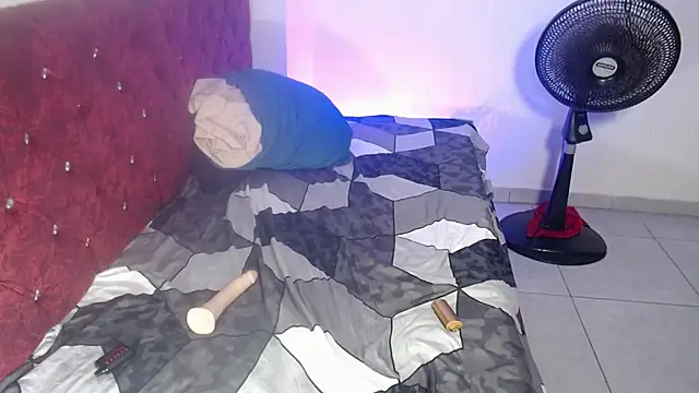 spicy__cinnamon live cam on StripChat