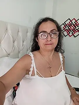 AlessandraLeroy1 live cam on StripChat