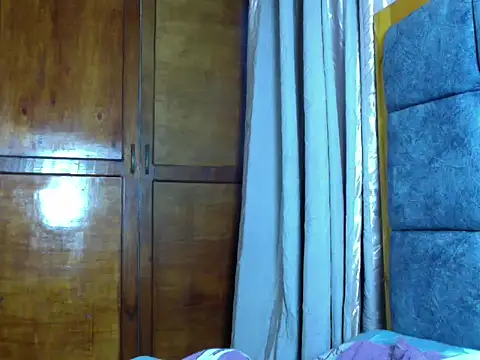 naughty-ebony1 live cam on StripChat