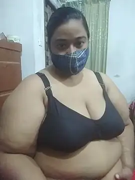 momo_loves webcam