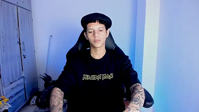 tylerrnova live cam on StripChat