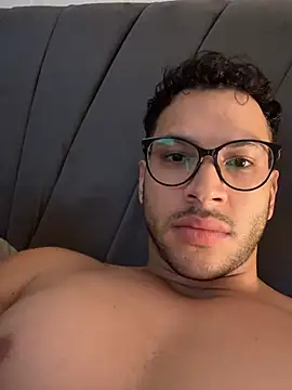 maximo002 live cam on StripChat