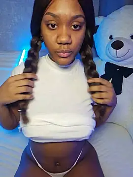 Eva_Nahomi