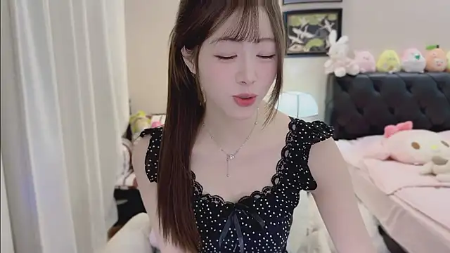 Evacute-top live cam on StripChat