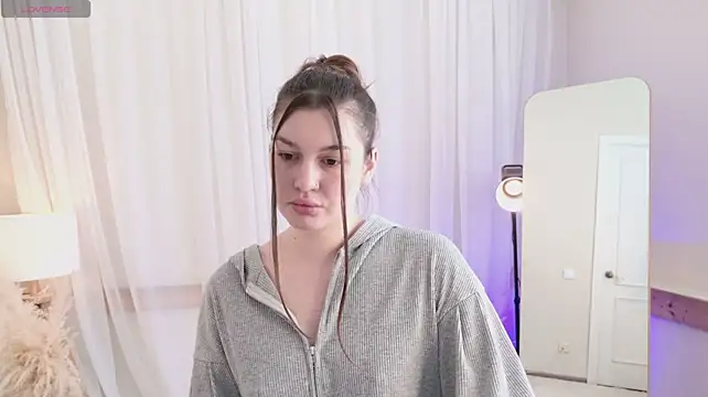 QuietyKira live cam on StripChat