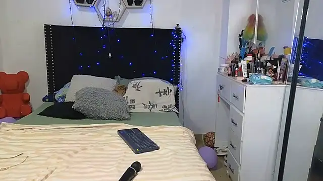charlotte_077 live cam on StripChat